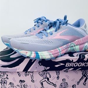 NIB Brooks Adrenaline GTS 22 running shoes